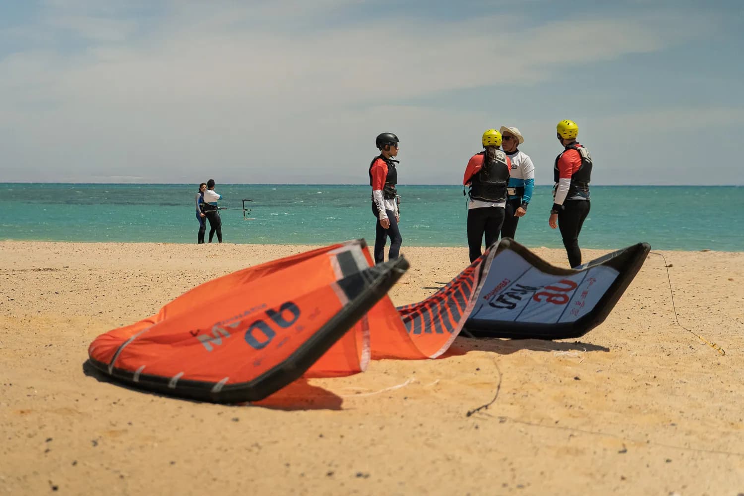 Beginner kitesurfing lesson at Fins